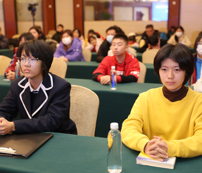 挥毫齐鲁天地间，纸上笔墨尽跃然。12月3日，第五届山东省中小学生作文大赛颁奖典礼在山东新闻大厦隆重举行。获奖师生代表约100人参加活动。今年是山东省中小学生作文大赛创办第五届，一路风雨，一路阳光，活动陪伴一批批中小学生激扬文字、圆梦青春，活动已成长为广受中小学师生欢迎的品牌赛事活动，是山东省内最具有影响力的作文大赛之一。