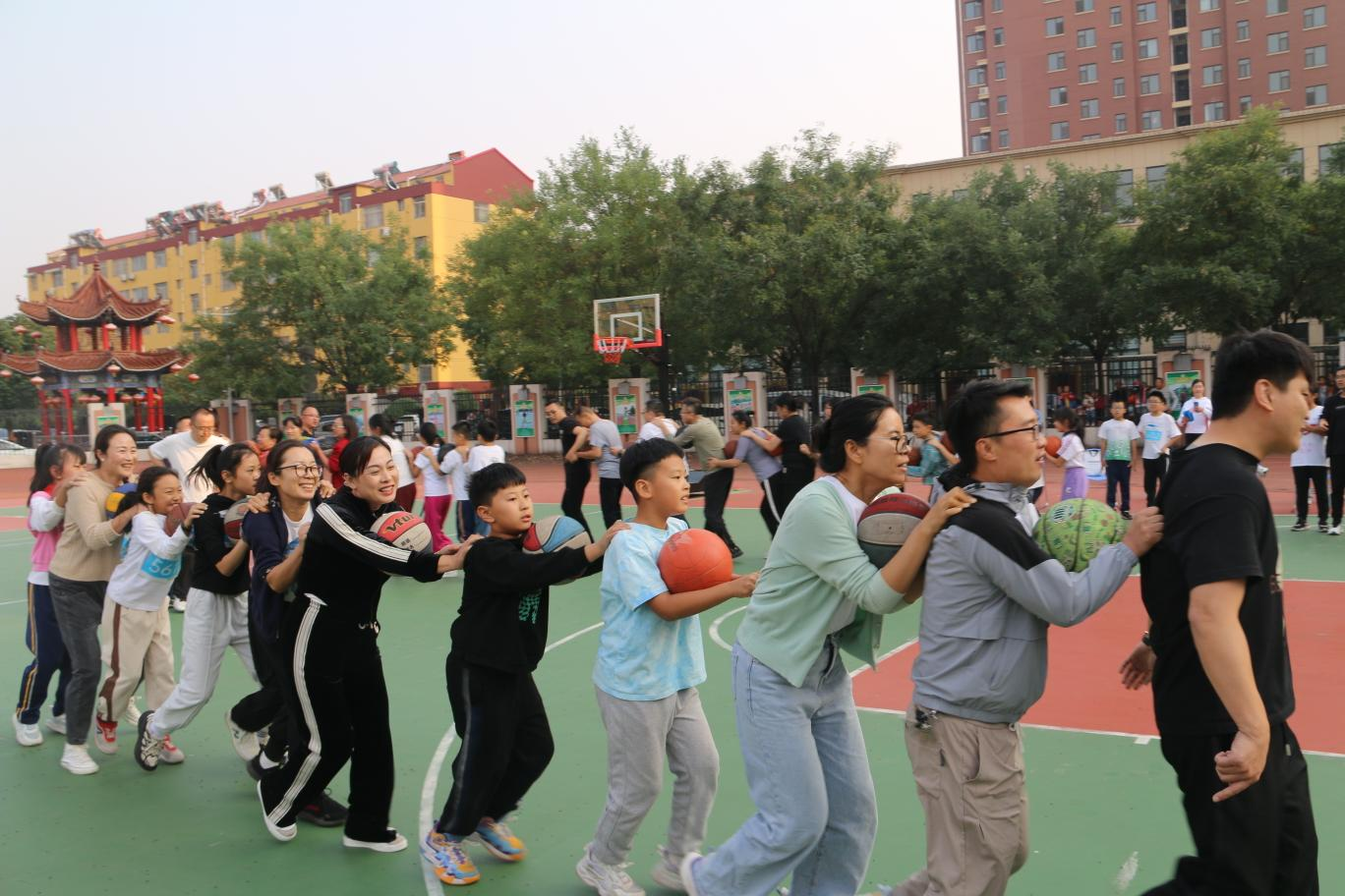 学生锻炼身体的照片图片