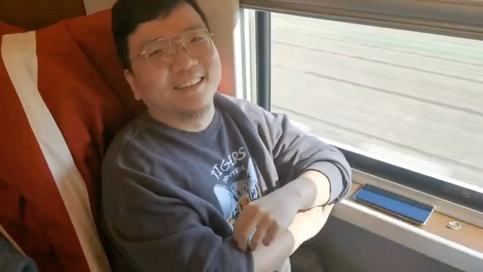 果然视频丨坐着高铁吃烩面，一市民专程买票体验济郑高铁