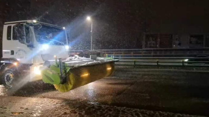 直播济南｜降雪持续，记者直击高架路清雪！