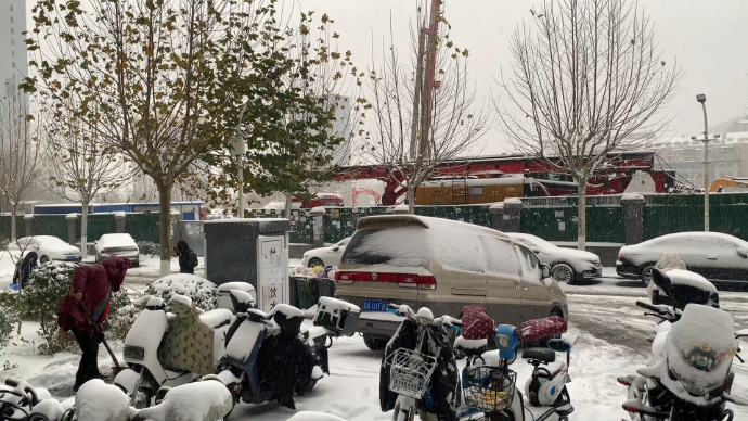 果然视频|济南凌晨大范围降雪，早高峰时间市民出行受阻