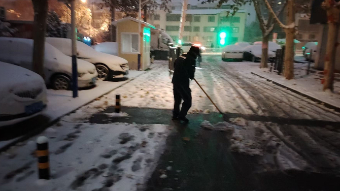 果然视频｜提前一天准备，济南社区组织多人清雪