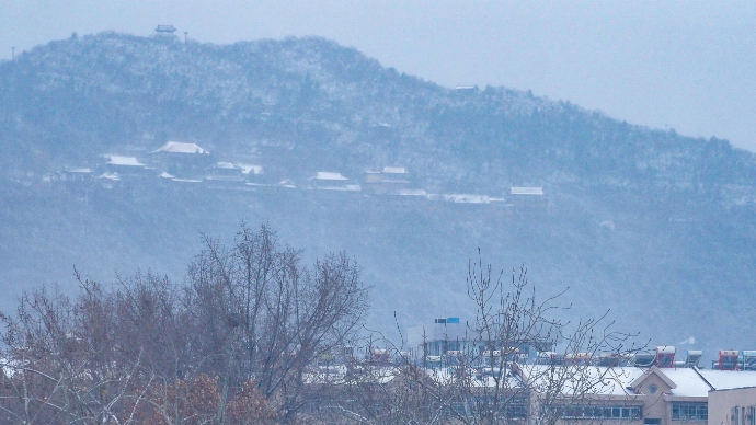 果然视频|航拍大雪中的济南雾气弥漫，城市银装素裹   