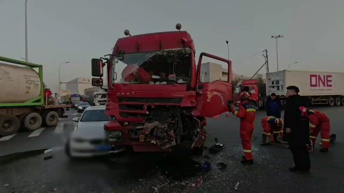 果然视频|路口处货车疑闯灯致三车事故，有人被困……