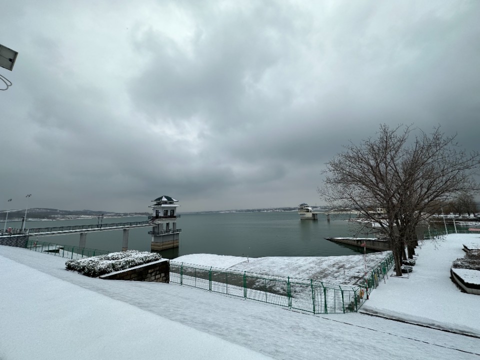 冬天的公园雪景图图片