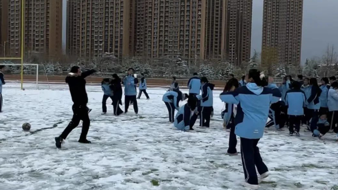 果然视频丨泰安实验中学班主任带学生们打雪仗