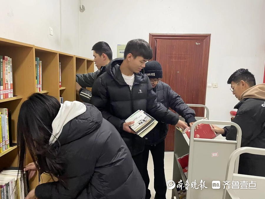 公寓樓輔導員值班室,共有圖書兩千餘冊,將有力促進公寓文化育人工作