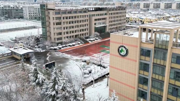 飞越泰安·航拍泰山丨冬季校园雪景，泰安望岳中学