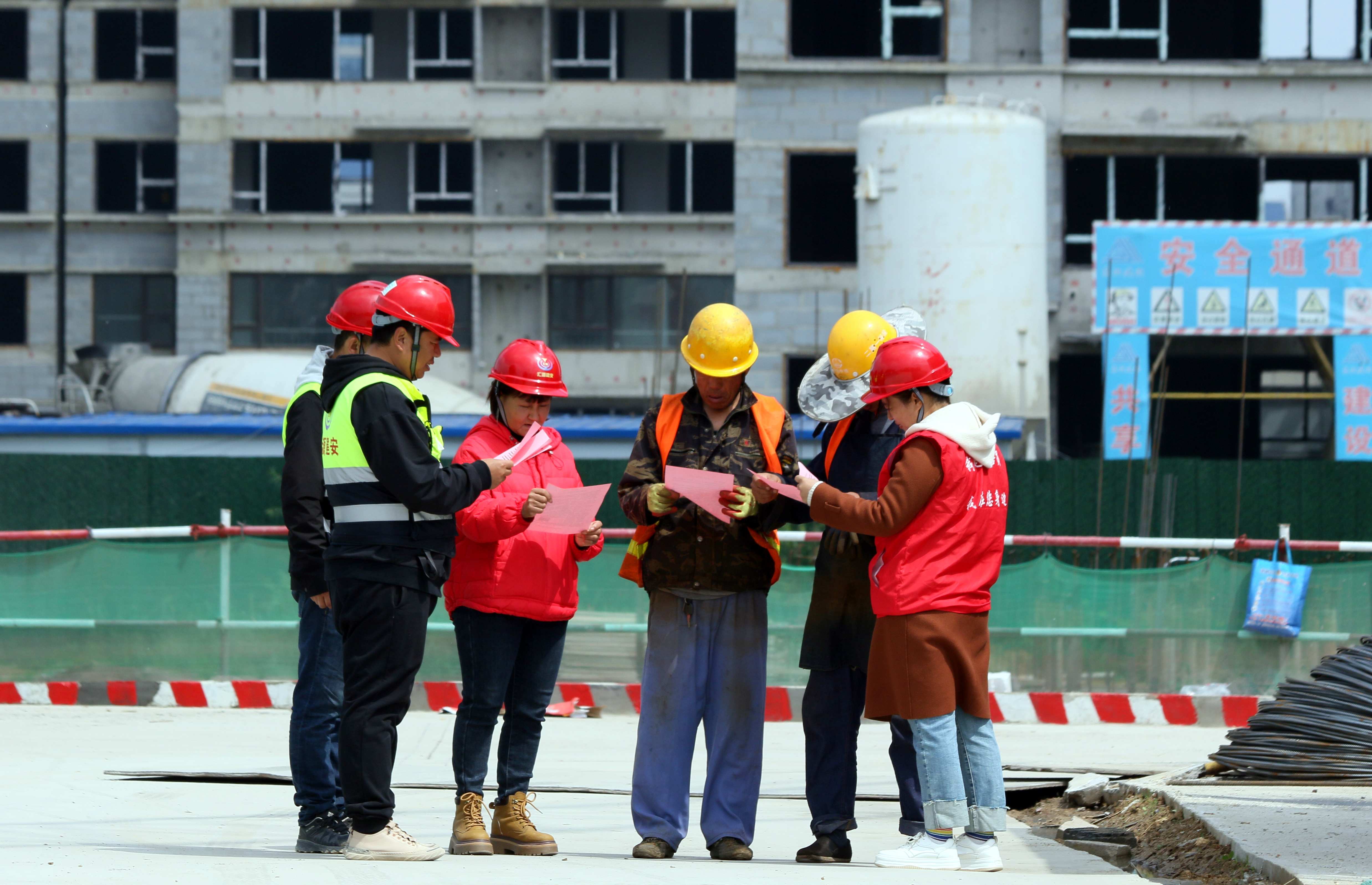 邹城市大束镇深入建筑工地开展欠薪维权宣传