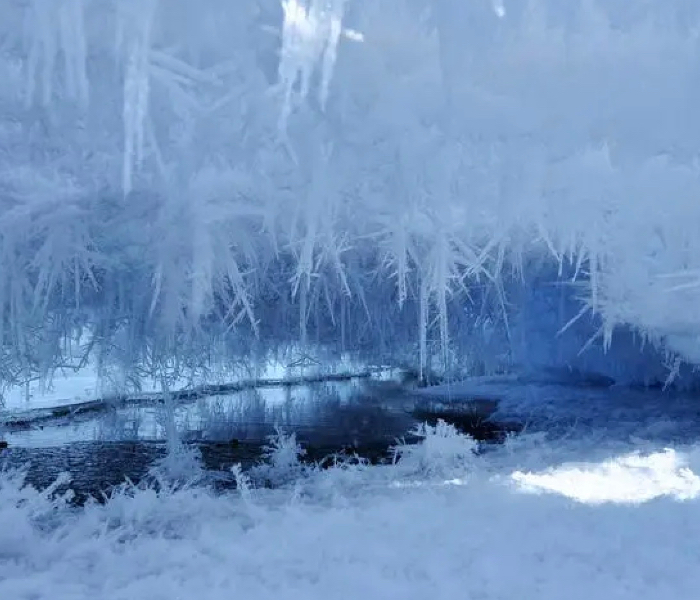 据气象部门消息，山东省气象台于12月14日06时00分继续发布暴雪黄色、道路结冰橙色和寒潮黄色预警：受强冷空气和暖湿气流共同影响，13日夜间我省已出现大风降温和雨雪天气，预计14—15日我省大范围雨雪天气将持续。为切实做好寒潮雨雪天气防范应对，山东多家景区发布提醒。