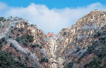 受寒潮影响，自12月14日起，泰山景区暂停开放