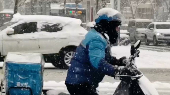 果然视频∣德州：外卖员在大雪中艰难送餐