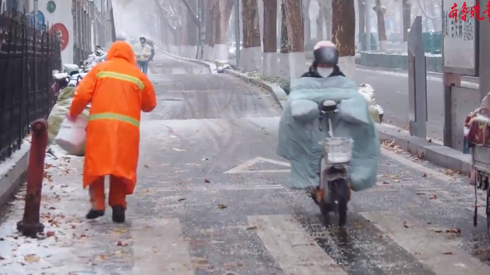 果然视频|济南道路冰雪湿滑，保洁员携数百斤融雪剂随时除雪