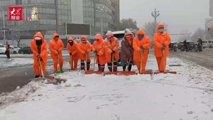 果然视频|“雪不停，清不净，人不撤！”聊城城管局全员上阵除雪