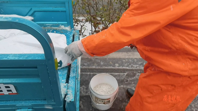 果然视频|济南大雪纷飞，环卫人员冒雪撒融雪剂
