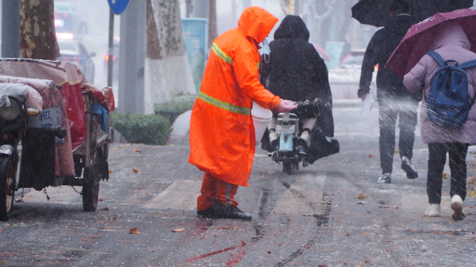 果然视频|济南道路冰雪湿滑，环卫工人撒融雪剂随时除雪