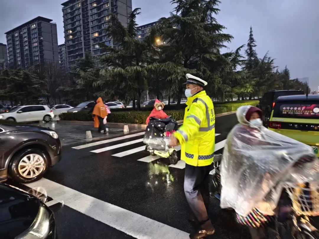 雨中守護濰坊交警堅守崗位護航市民出行