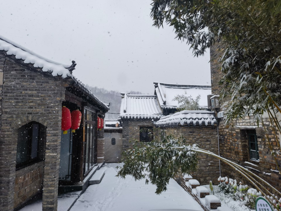 壹点图集丨悠然静谧，大雪与八陡老街撞了个满怀