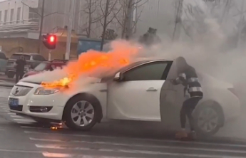 汽车起火自燃 聊城消防紧急扑救