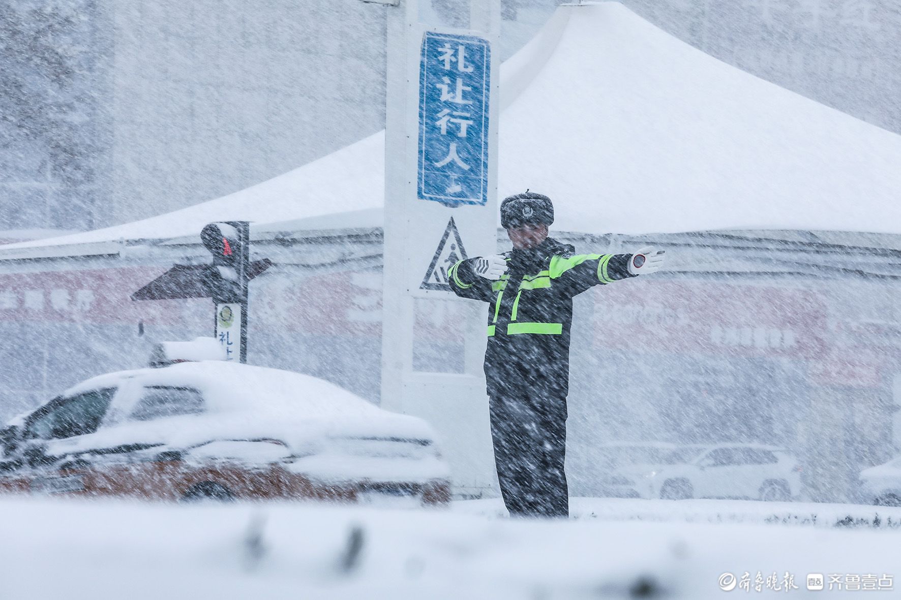 寒风中的交警图片