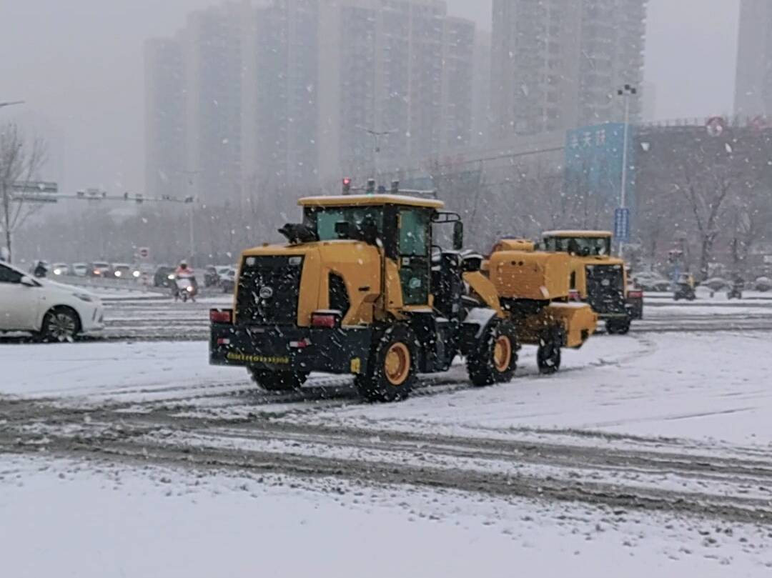 暴雪下的坚守｜滨州多辆清雪车“闻雪而动”，及时清雪护航安全