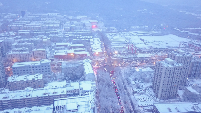 果然视频|航拍大雪中的济南城区，雪雾缥缈一片洁白世界