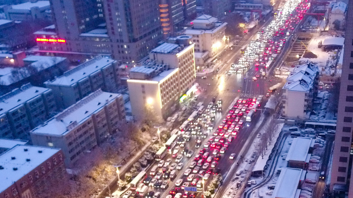 果然视频|济南大雪路难走，经十路形成彩色车流