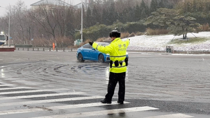 果然视频丨大雪一飘落，济南交警就早早赶到了重点路段