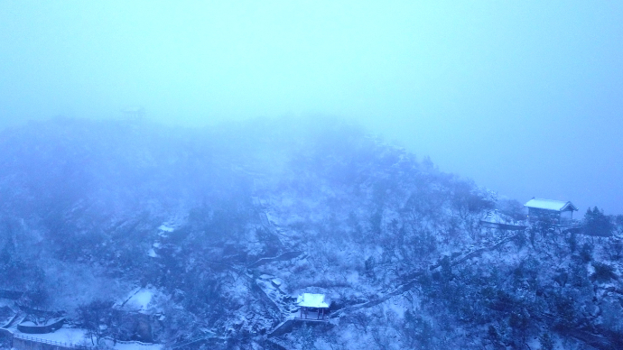 果然视频|雪后济南千佛山景色清新，山顶在雪雾中时隐时现