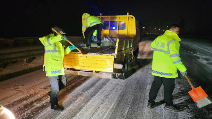 果然视频|菏泽公路事业发展中心积极应对恶劣天气
