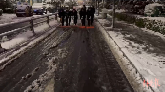 果然视频｜机械作业+人工除雪，济南历下区甸柳新村街道夜间清雪