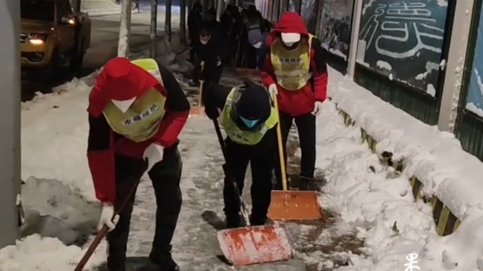 果然视频∣凌晨四点传来铁锹声音？是德州市政人员在铲雪除冰