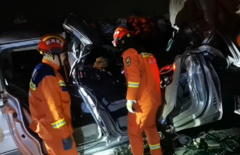 雪天高速车辆追尾 聊城消防紧急救援 