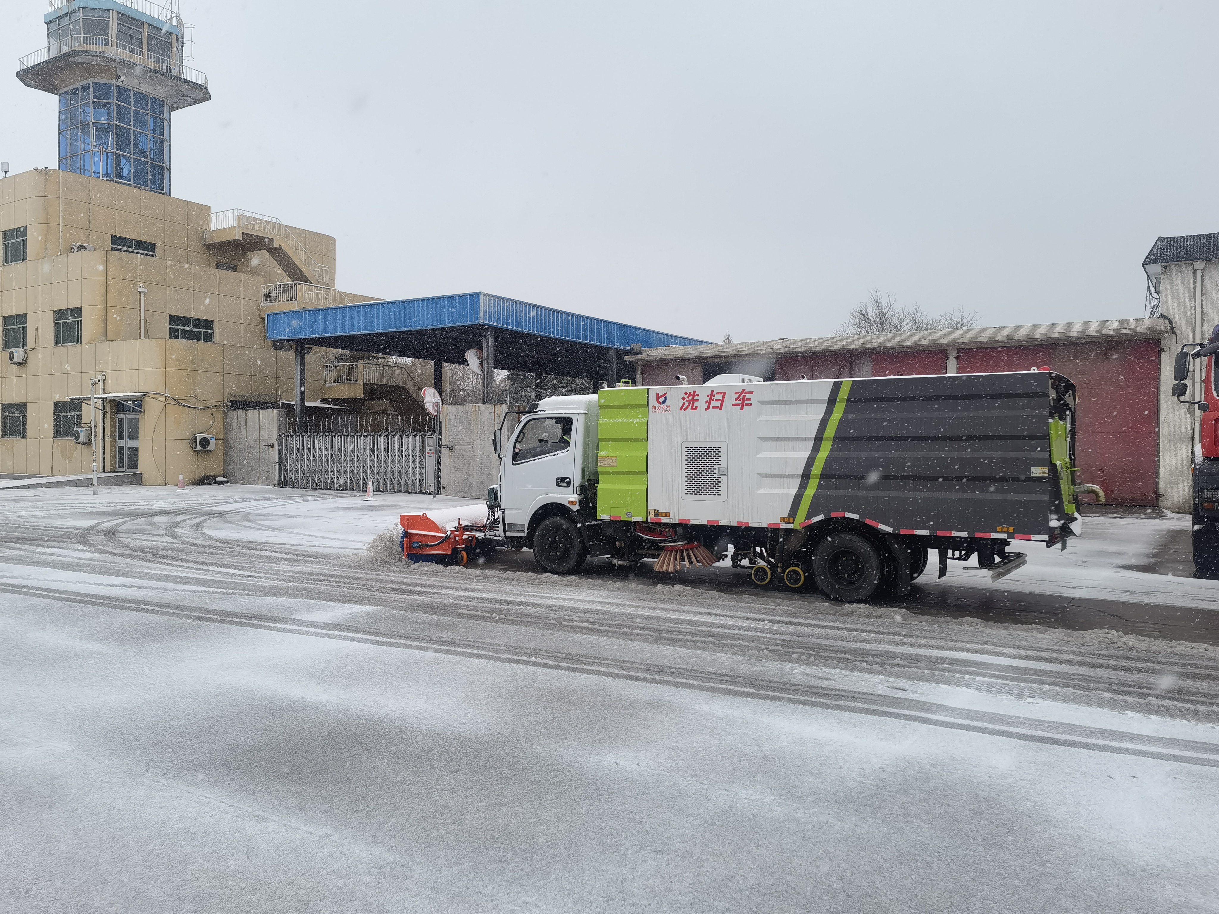 凌晨在岗的除雪人:4点开始清扫街道,24小时连轴转撒布融雪剂-齐鲁晚报