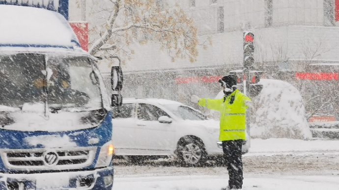 果然视频｜威海交警迎战风雪，“线上+线下”结合守护市民平安行