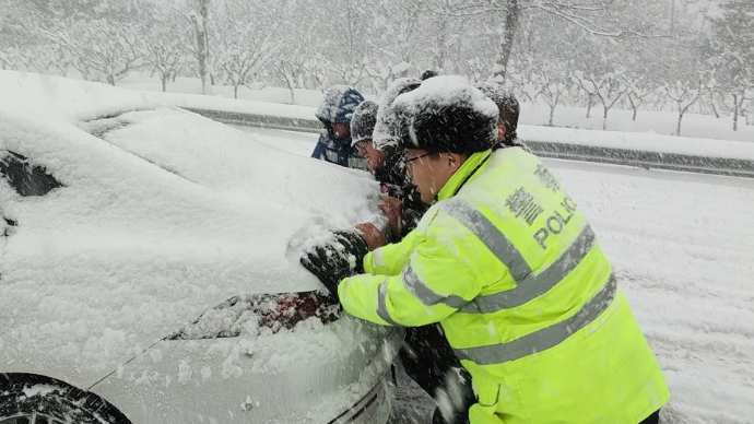 果然视频｜推车+救护+疏导，威海这场大雪让民警忙不停..