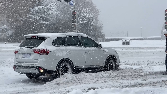 果然视频 |威海一车主雪地受困，他们出手了！