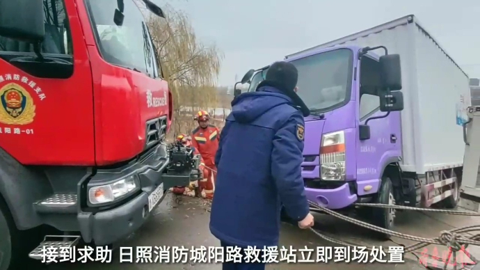 果然视频|雪天路滑，一货车失控险些翻下路边沟