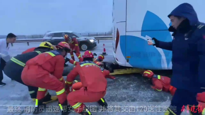 果然视频|雪天路滑，一女子不慎被卷入客车底部，消防员到场施救