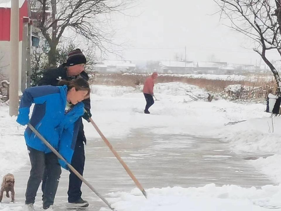 黃河口鎮掃雪除冰保安全愛心服務暖人心