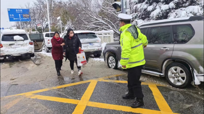 果然视频 | 暴雪挡住考生“奔考路”，威海交警及时救援