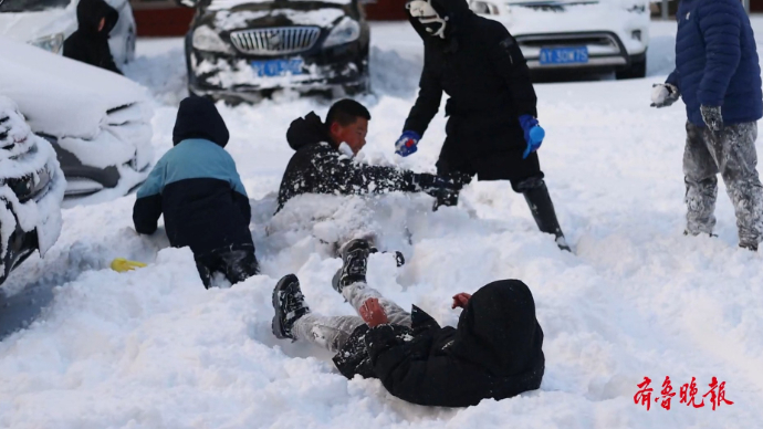 果然视频|孩童戏雪乐，大人清雪忙！雪后烟台街头热闹非凡