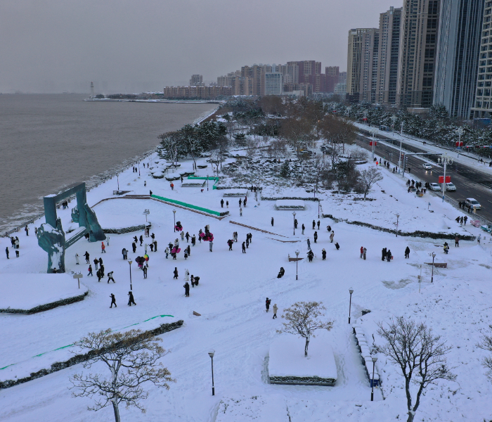 暴雪来袭，威海到处银装素裹，别有一番冬味，大相框、火炬八街等打卡点又热闹起来。为了方便市民和游客，威海市各级各部门抢抓暴雪间隙全力除雪除冰，保障交通出行，维持生产物资供应和价格稳定。