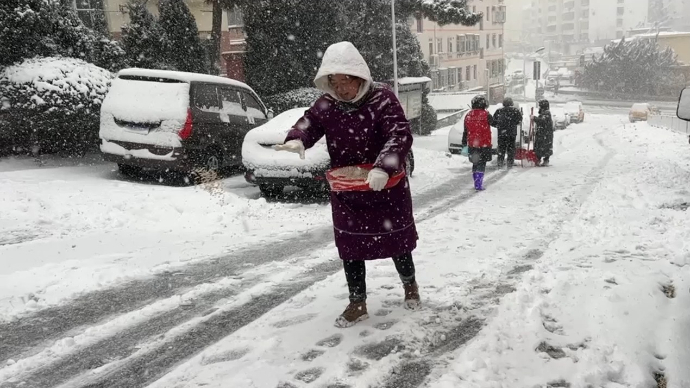 果然视频 | 环翠楼街道：闻雪而动，路上一直有他们清雪的身影