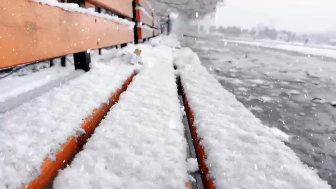 果然视频|雪后的威海，孩子们在校园里尽情撒欢儿