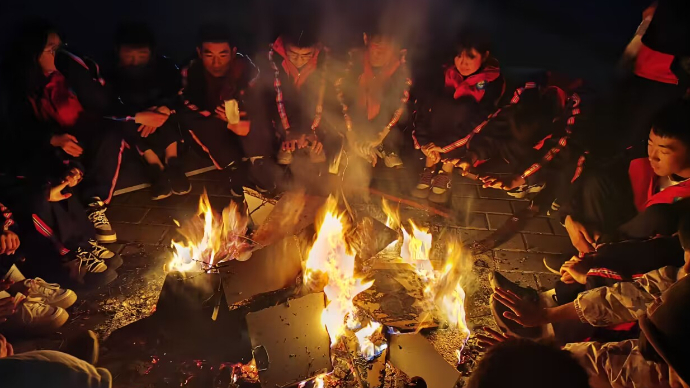 果然视频|甘肃积石山县6.2级地震，积石中学学生操场烤火御寒