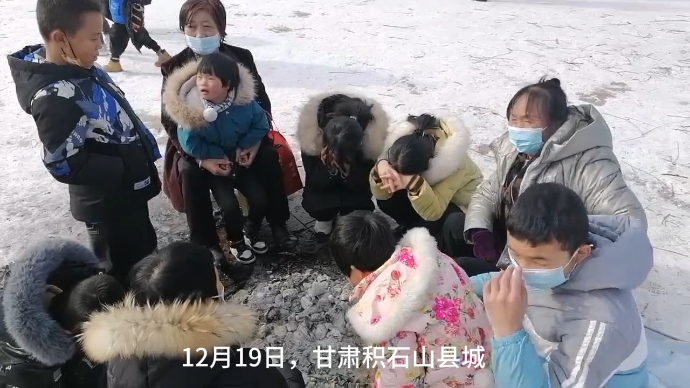 果然视频|甘肃积石山县避震场所孩子们烤土豆吃，救护车等已就位