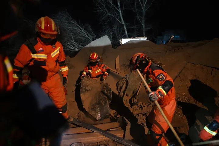 地震灾区的这些瞬间，让很多人红了眼眶！