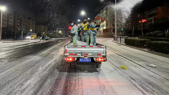 以雪为令，岛城这支队伍连夜清雪保畅