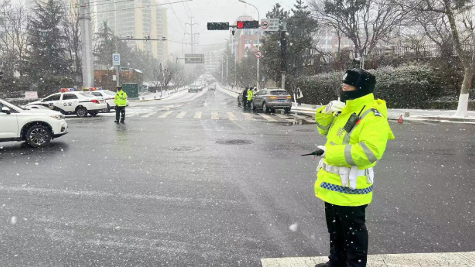 闻“雪”而动，市南民警和辅警浴“雪”奋战  